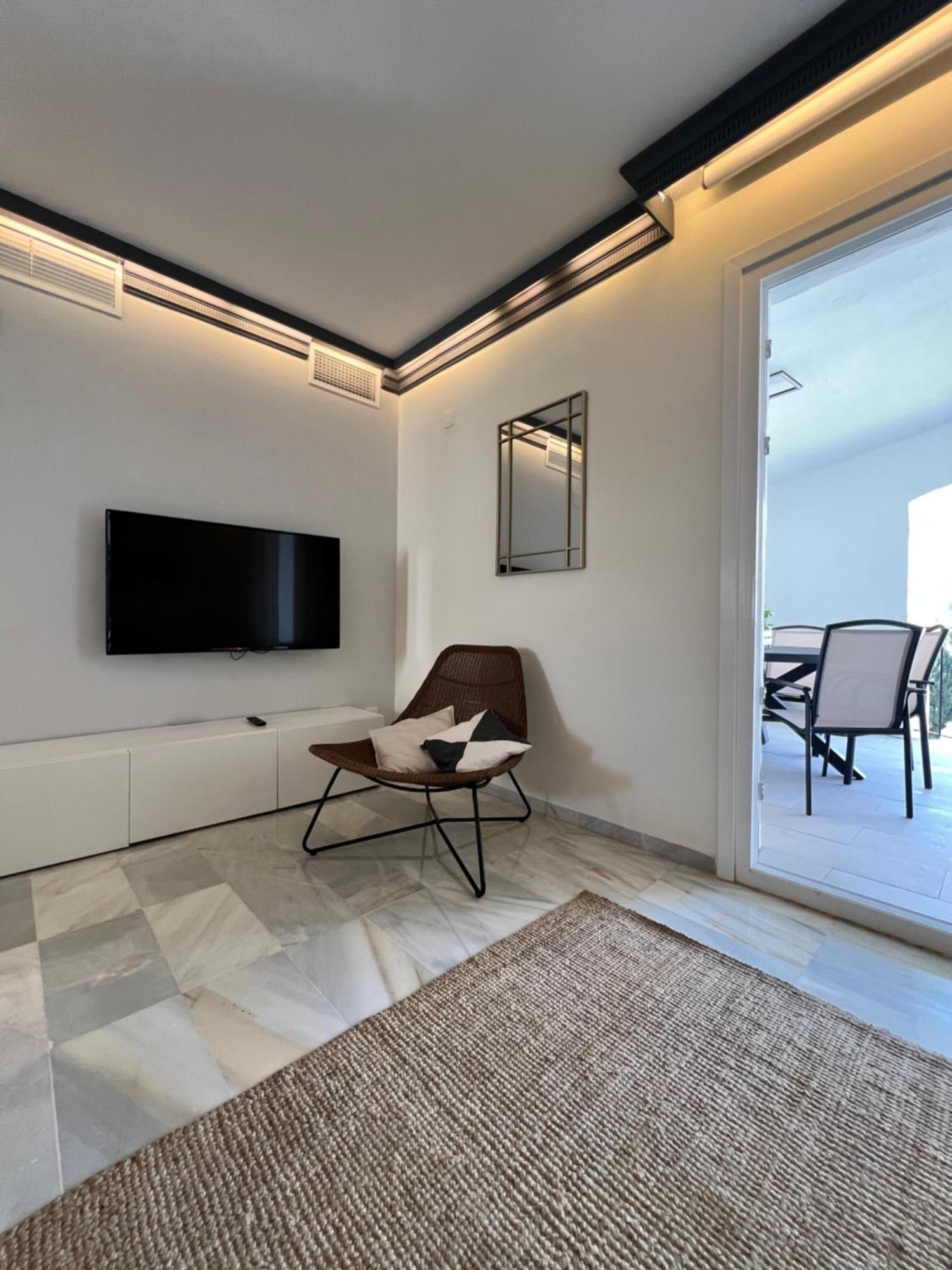Apartamento Puerto Banus. Urb Jardines Del Puerto. For Up To 6